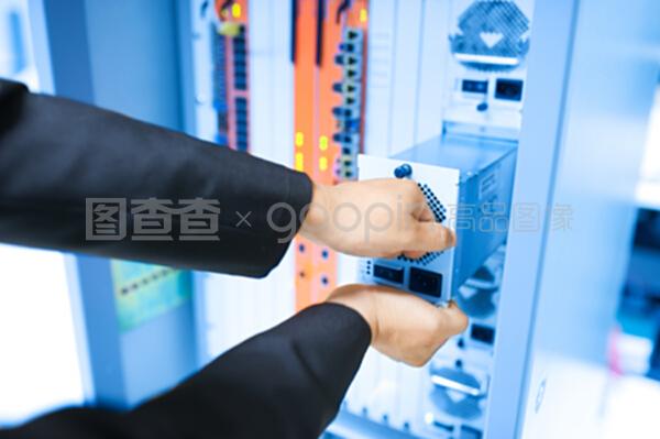 數(shù)據(jù)中心網(wǎng)絡(luò)開關(guān)安裝與維護 確保高效運行的關(guān)鍵步驟